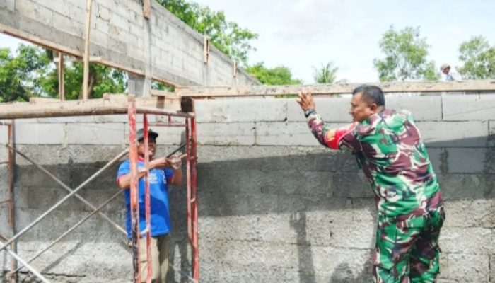 Babinsa Koramil 2307/Ciwandan Gotong Royong Bantu Pembangunan Rumah Warga