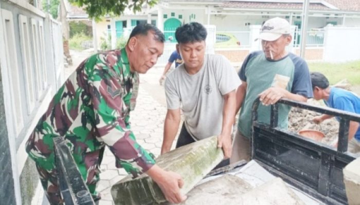 Babinsa Koramil 2301/Cilegon Gelar Karya Bakti Bersama Warga, Fokus Bersihkan Jalan dan Normalisasi Drainase