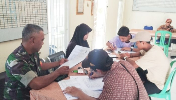 Babinsa Koramil 2306/Mancak Laksanakan Pendataan Stunting dan Warga Kurang Mampu di Wilayah Binaan