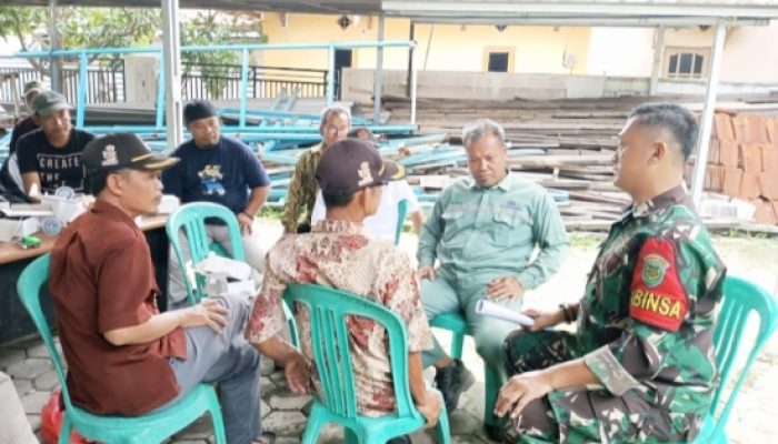 Babinsa Koramil 2306/Mancak Intensifkan Komsos, Ingatkan Warga Waspada Musim Hujan dan Aktifkan Siskamling