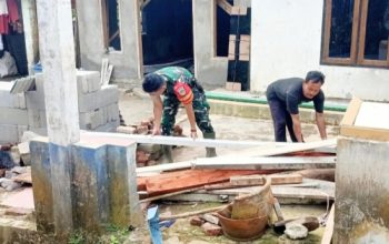 Babinsa Koramil 2305/Cinangka Gotong Royong Bantu Warga Bangun Rumah dan MCK