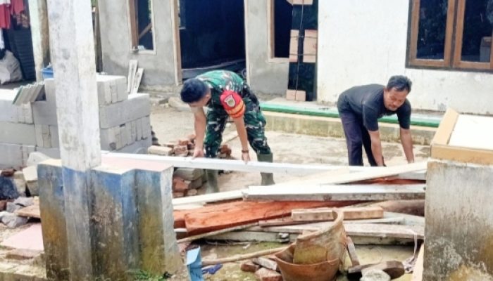 Babinsa Koramil 2305/Cinangka Gotong Royong Bantu Warga Bangun Rumah dan MCK