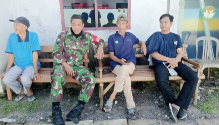 Babinsa Koramil 2304/Anyar Perkuat Kamtibmas Lewat Komsos Bersama Warga