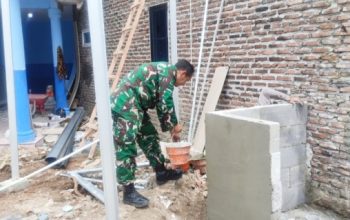 Babinsa Koramil 2303/Pulomerak Gotong Royong Bangun Rumah dan Tempat Sampah Bersama Warga