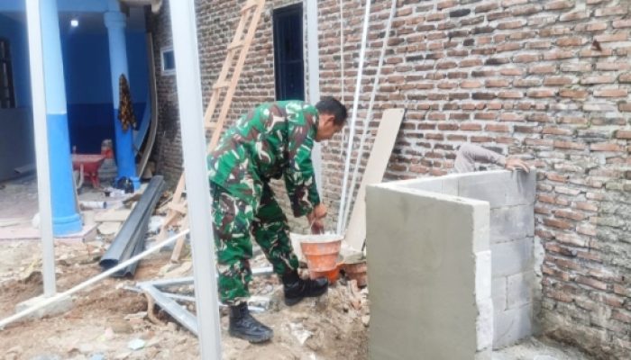 Babinsa Koramil 2303/Pulomerak Gotong Royong Bangun Rumah dan Tempat Sampah Bersama Warga
