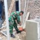 Babinsa Koramil 2303/Pulomerak Gotong Royong Bangun Rumah dan Tempat Sampah Bersama Warga