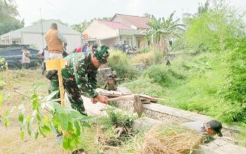 Babinsa Koramil 2304/Anyar Gotong Royong Bangun Irigasi dan Bersihkan Drainase Bersama Warga