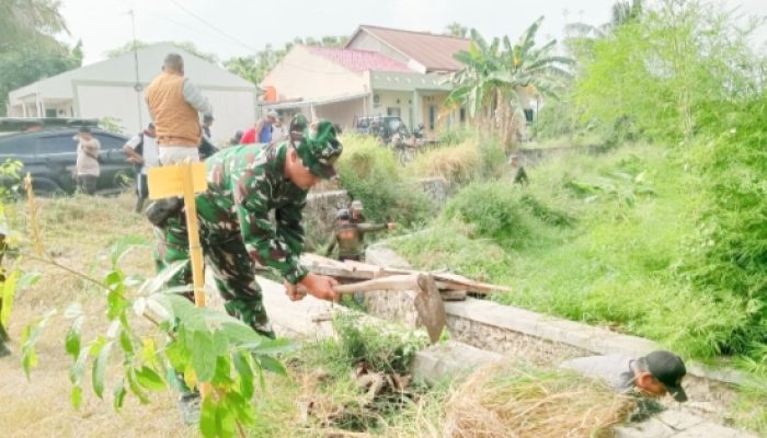 Babinsa Koramil 2304/Anyar Gotong Royong Bangun Irigasi dan Bersihkan Drainase Bersama Warga