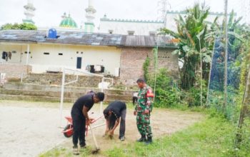 Babinsa Koramil 2307/Ciwandan Bersama Warga Gotong Royong Bersihkan Lapangan dan Jalan Umum