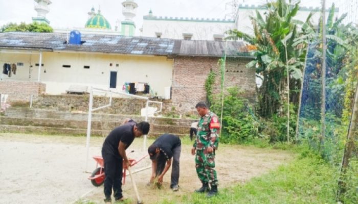 Babinsa Koramil 2307/Ciwandan Bersama Warga Gotong Royong Bersihkan Lapangan dan Jalan Umum