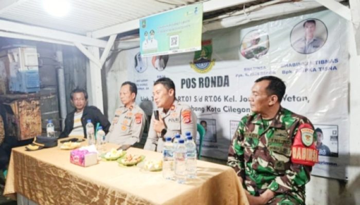 Babinsa Koramil 2301/Cilegon Perkuat Kamtibmas Lewat Komsos dan Ronda Keliling Bersama Warga