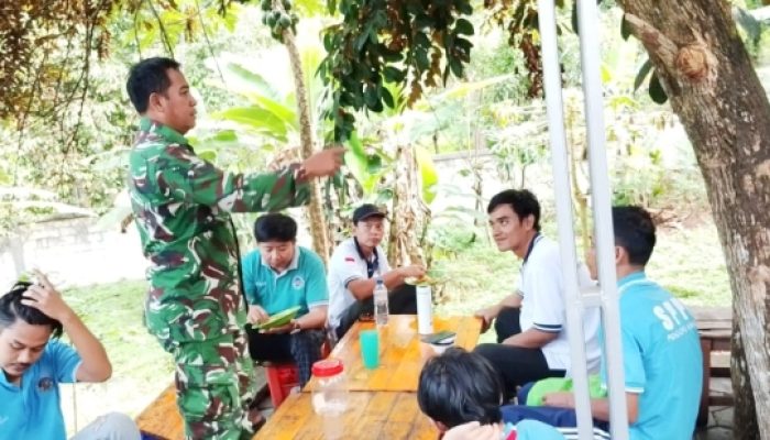 Babinsa Koramil 2305/Cinangka Intensifkan Komsos, Ajak Warga Jaga Kebersihan dan Keamanan Lingkungan