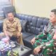 Babinsa Koramil 2302/Bojonegara Perkuat Keamanan dan Semangat Gotong Royong Melalui Komsos di Wilayah Binaan