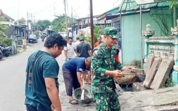Babinsa Koramil 2301/Cilegon Bersama Warga Gelar Karya Bhakti Bersihkan Sungai dan Perbaiki Drainase