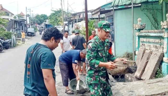 Babinsa Koramil 2301/Cilegon Bersama Warga Gelar Karya Bhakti Bersihkan Sungai dan Perbaiki Drainase