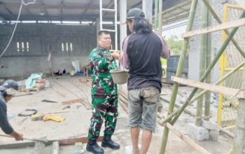 Babinsa Koramil 2305/Cinangka Gotong Royong Bantu Pembuatan MCK dan Renovasi Gudang Padi Warga