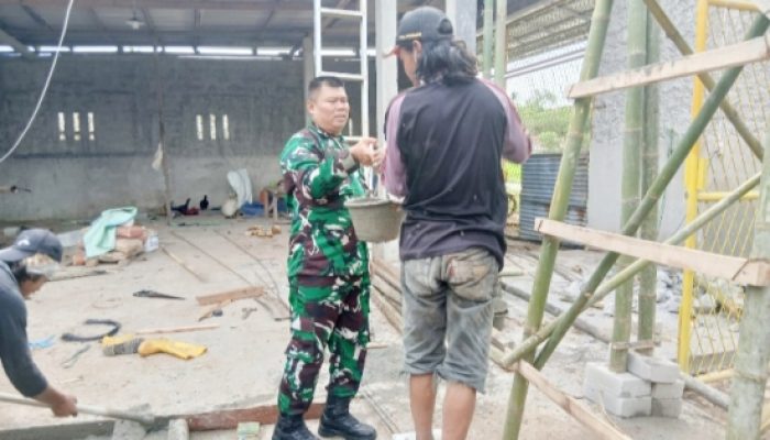 Babinsa Koramil 2305/Cinangka Gotong Royong Bantu Pembuatan MCK dan Renovasi Gudang Padi Warga