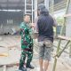 Babinsa Koramil 2305/Cinangka Gotong Royong Bantu Pembuatan MCK dan Renovasi Gudang Padi Warga