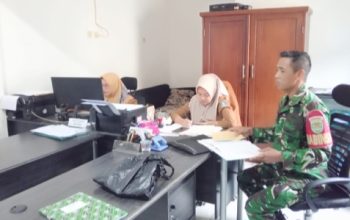 Babinsa Koramil 2304/Anyar Laksanakan Pendataan Warga Kurang Mampu dan Administrasi Kependudukan