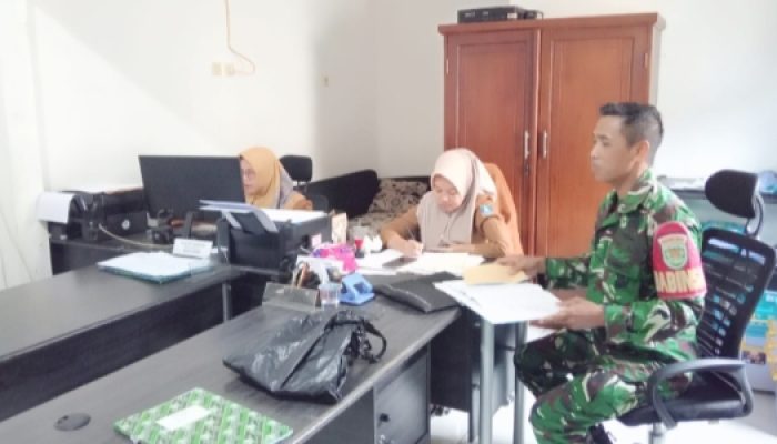 Babinsa Koramil 2304/Anyar Laksanakan Pendataan Warga Kurang Mampu dan Administrasi Kependudukan