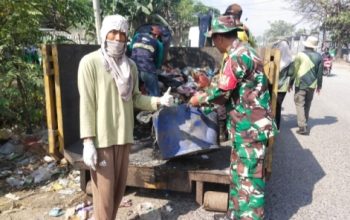 Babinsa Koramil 2302/Bojonegara Kompak Gelar Karbak Bersihkan Sampah dan Sungai Demi Lingkungan Sehat