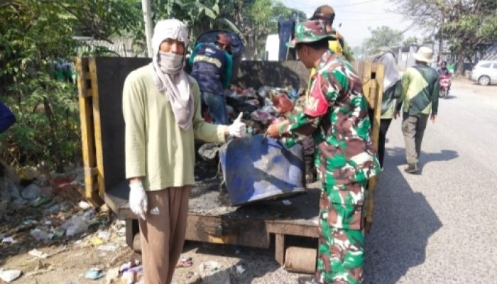 Babinsa Koramil 2302/Bojonegara Kompak Gelar Karbak Bersihkan Sampah dan Sungai Demi Lingkungan Sehat