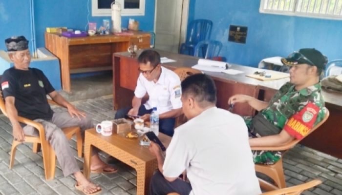 Babinsa Koramil 2304/Anyar Gelar Komsos Bersama Warga Bahas Ketahanan Pangan dan Kamtibmas
