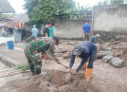 Babinsa Koramil 2303/Pulomerak Gotong Royong Bersama Warga Perbaiki Rumah dan Drainase