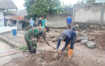 Babinsa Koramil 2303/Pulomerak Gotong Royong Bersama Warga Perbaiki Rumah dan Drainase