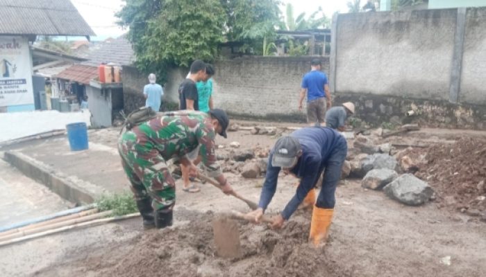 Babinsa Koramil 2303/Pulomerak Gotong Royong Bersama Warga Perbaiki Rumah dan Drainase