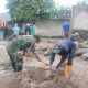 Babinsa Koramil 2303/Pulomerak Gotong Royong Bersama Warga Perbaiki Rumah dan Drainase