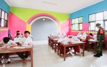 Babinsa Koramil 2305/Cinangka Aktif Pantau Harga Sembako dan Beri Motivasi Pelajar