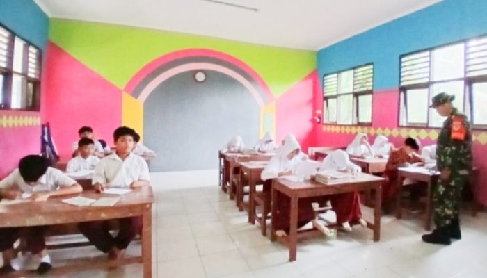 Babinsa Koramil 2305/Cinangka Aktif Pantau Harga Sembako dan Beri Motivasi Pelajar