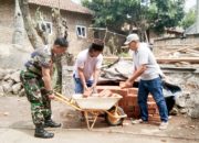 Babinsa Koramil 2307/Ciwandan Gotong Royong Bersama Warga Bersihkan Jalan dan Bangun Rumah