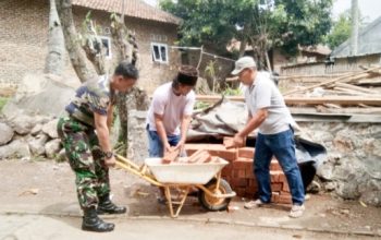 Babinsa Koramil 2307/Ciwandan Gotong Royong Bersama Warga Bersihkan Jalan dan Bangun Rumah