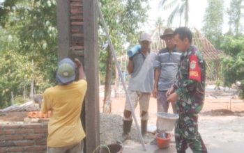 Babinsa Koramil 2304/Anyar Gotong Royong Bantu Pembangunan Rumah dan Rehab Mushola Warga