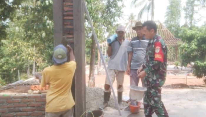 Babinsa Koramil 2304/Anyar Gotong Royong Bantu Pembangunan Rumah dan Rehab Mushola Warga