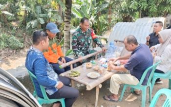 Babinsa Koramil 2302/Bojonegara Perkuat Keamanan dan Budaya Gotong Royong Lewat Komsos