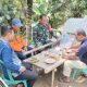 Babinsa Koramil 2302/Bojonegara Perkuat Keamanan dan Budaya Gotong Royong Lewat Komsos