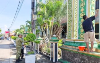 Babinsa Koramil 2301/Cilegon Gotong Royong Bersama Warga, Dukung Sukses TMMD ke-128