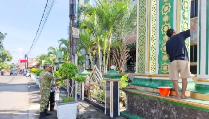 Babinsa Koramil 2301/Cilegon Gotong Royong Bersama Warga, Dukung Sukses TMMD ke-128