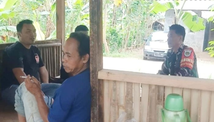 Babinsa Koramil 2305/Cinangka Gencarkan Komsos, Imbau Tukang Ojek Waspada dan Petani Tetap Semangat