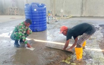Babinsa Koramil 2302/Bojonegara Gelar Karya Bakti Bersih Lingkungan dan Bantu Pengecoran Rumah Warga