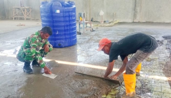 Babinsa Koramil 2302/Bojonegara Gelar Karya Bakti Bersih Lingkungan dan Bantu Pengecoran Rumah Warga