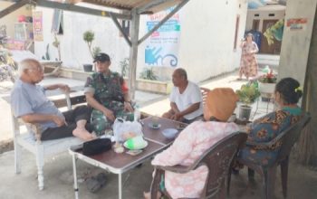 Babinsa Koramil 2304/Anyar Intensifkan Komsos Bersama Warga, Bahas Kamtibmas dan Kebersihan Lingkungan
