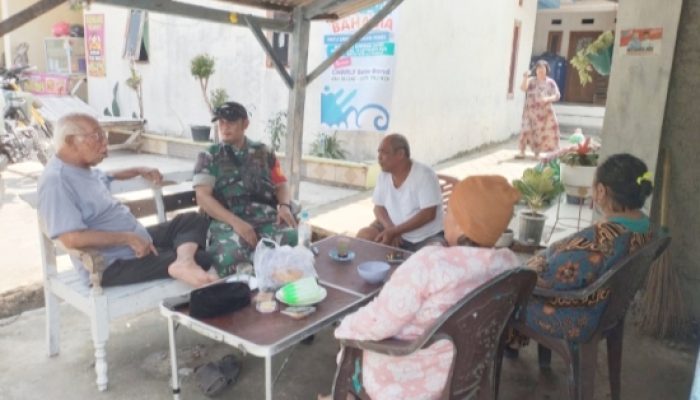Babinsa Koramil 2304/Anyar Intensifkan Komsos Bersama Warga, Bahas Kamtibmas dan Kebersihan Lingkungan