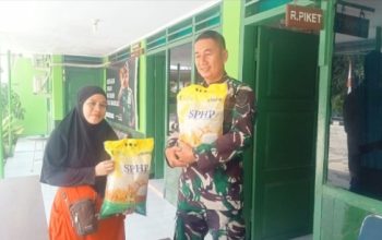Babinsa Koramil 2301/Cilegon Pantau Pasar Murah, Bantu Warga Dapatkan Sembako Terjangkau