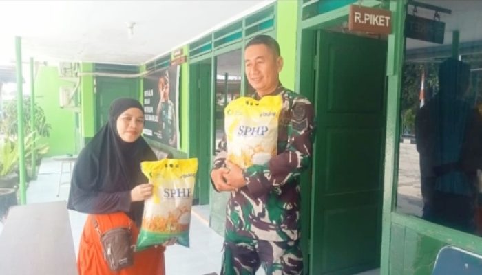 Babinsa Koramil 2301/Cilegon Pantau Pasar Murah, Bantu Warga Dapatkan Sembako Terjangkau