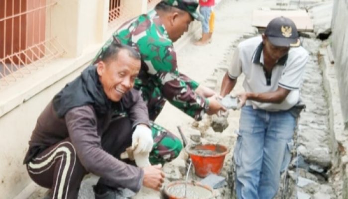 Babinsa Koramil Pulomerak Bersama Warga Gotong Royong Bangun Drainase Demi Cegah Banjir