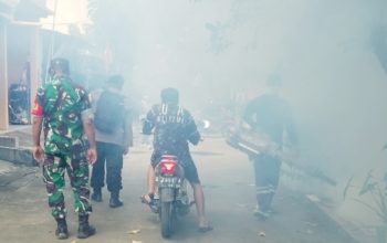 Babinsa Koramil 2302/Bojonegara Aktif Dampingi Warga Fogging dan Pantau Stabilitas Sembako